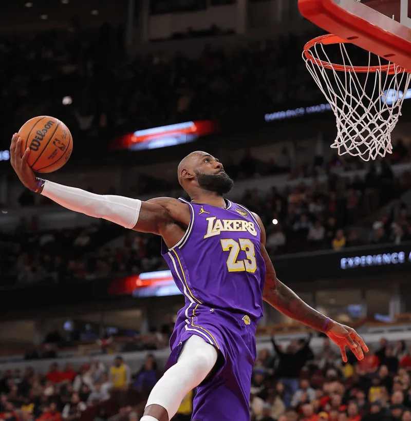 开云体育-状态不错！詹姆斯上半场砍下20分，创本赛季上半场得分新高