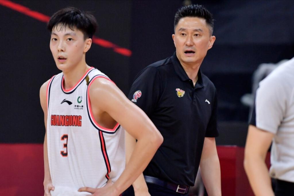 广东热身赛安排！胡明轩赴美特训，张昊进步明显，崔永熙球衣24号